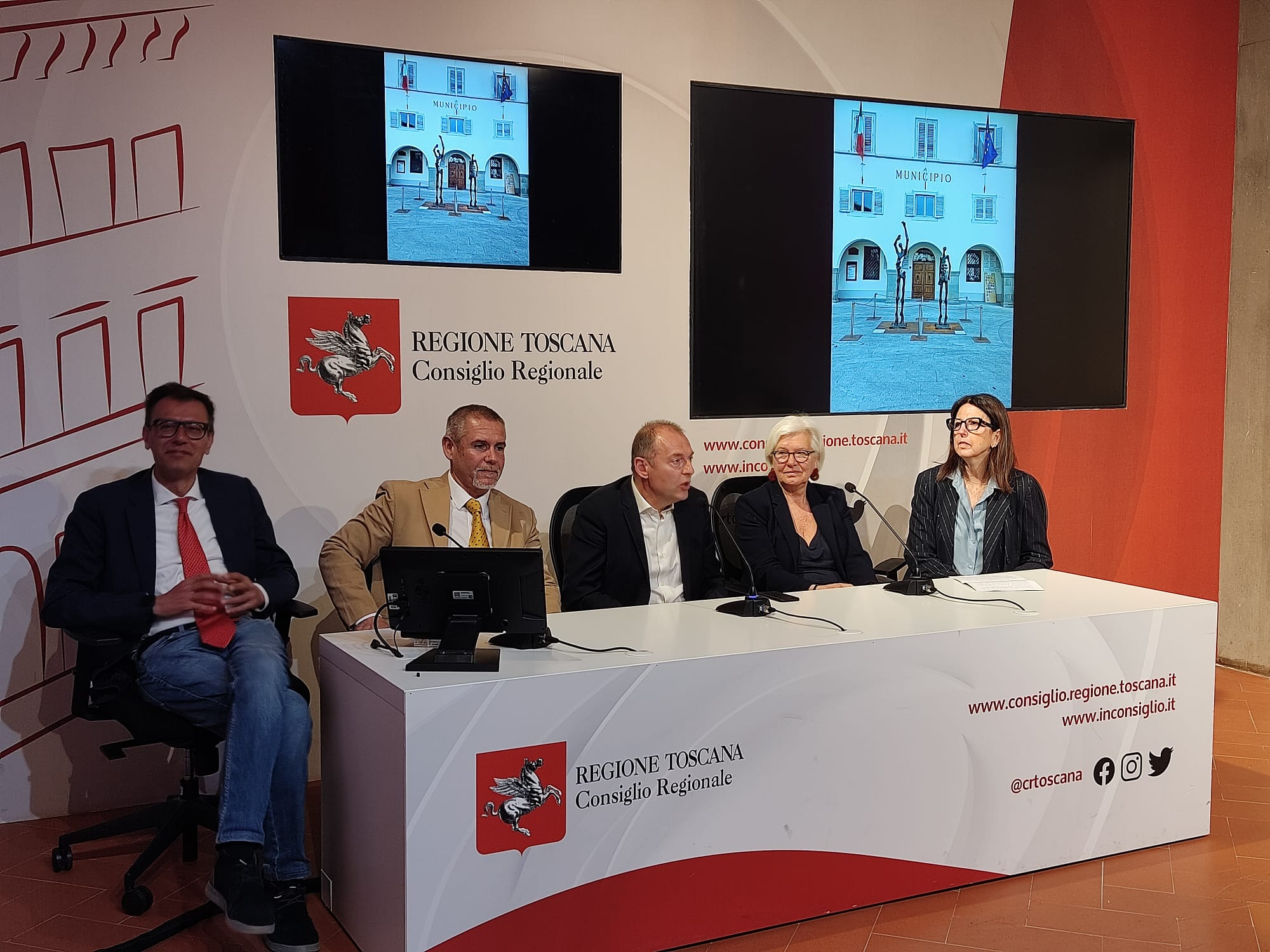 immagine presentazione mostra in Consiglio Regionale