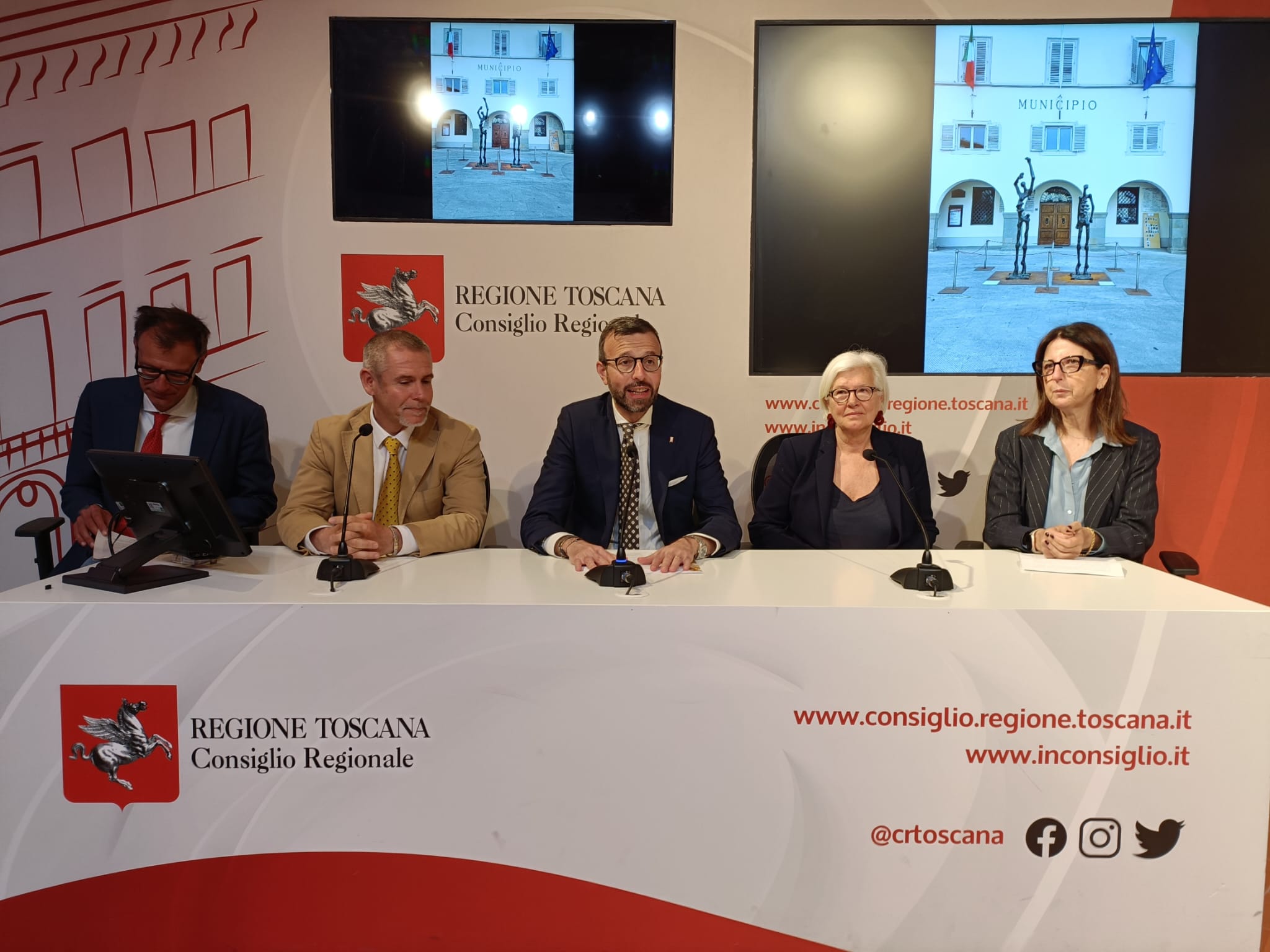 immagine presentazione mostra in Consiglio Regionale_3