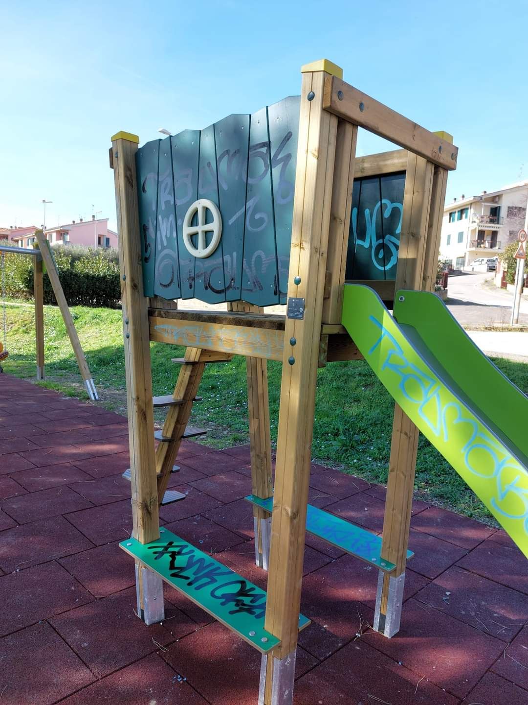 immagine atti vandalici giardini pubblici Strada_3