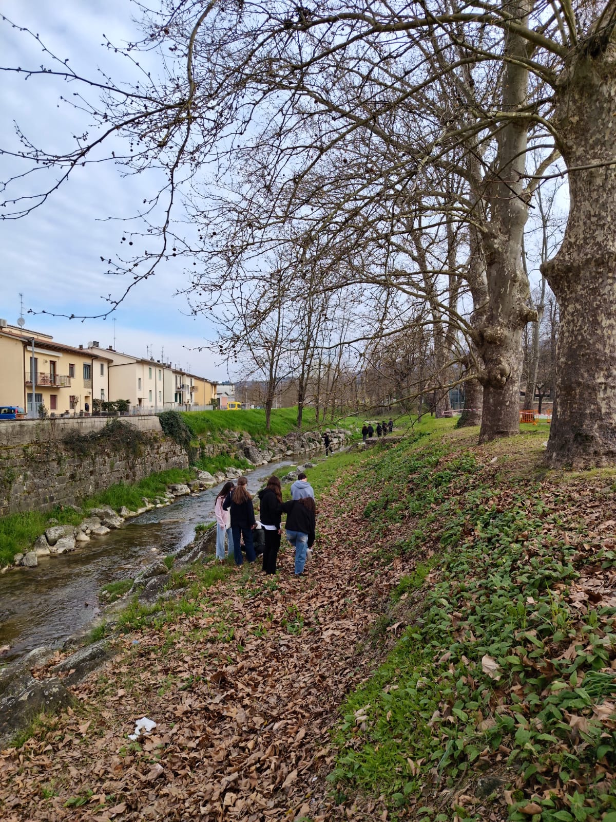 Studenti lungo il fiume