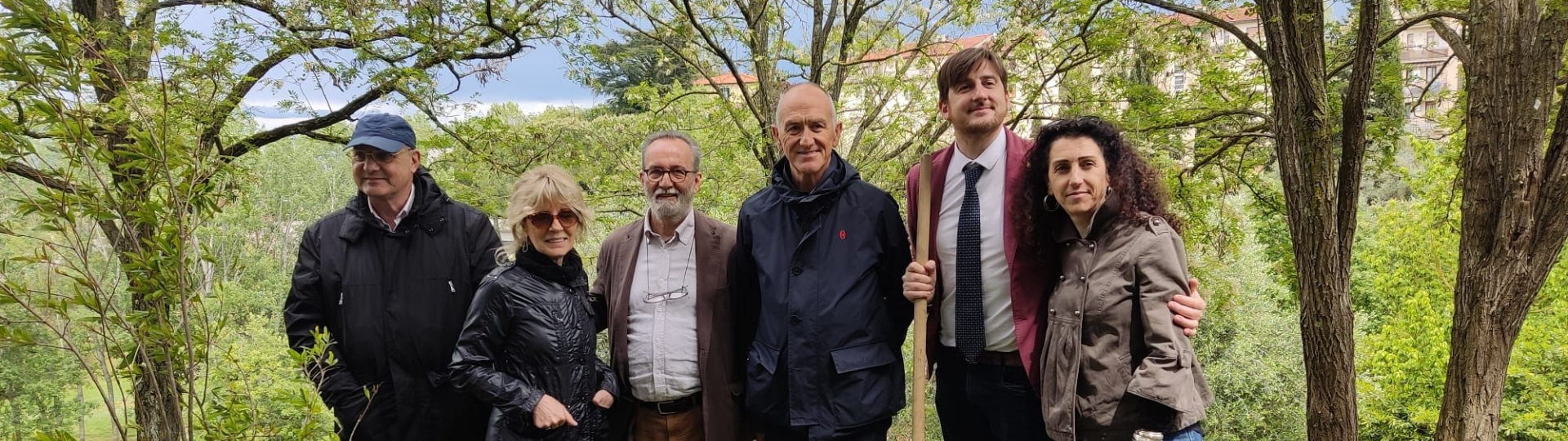 immagine albero melograno in memoria vittime Cutro